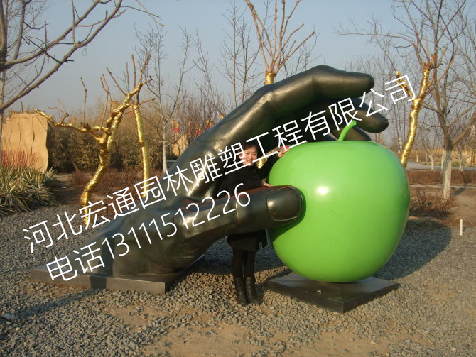手拿苹果不锈钢景观雕塑