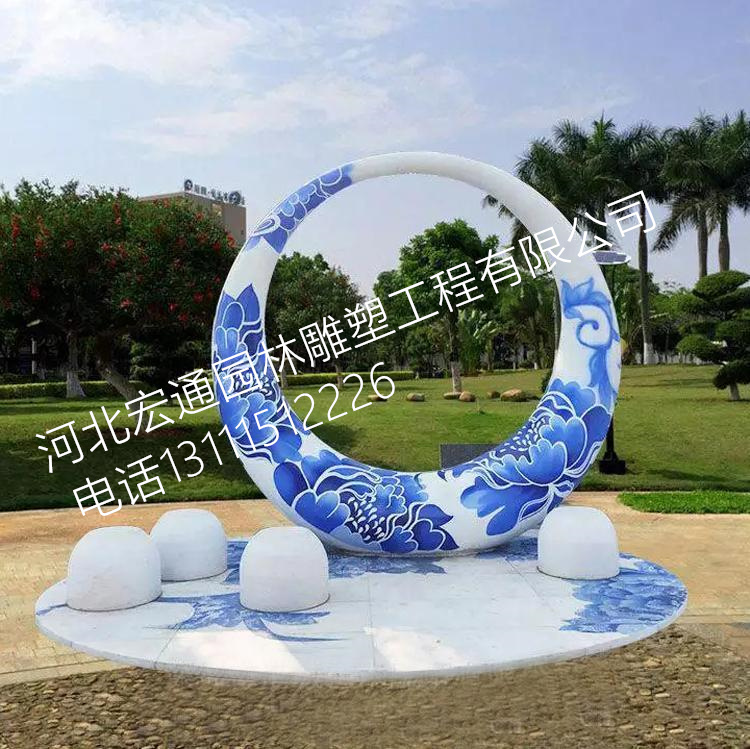 拍摄手绘青花瓷雕塑 圆环不锈钢景观雕塑加工厂